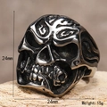 Dettaglio anello teschio gotico in argento vintage con altezza 24mm e peso di 15g - US 7 / Acciaio Stile A