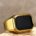 Anello da uomo in acciaio al titanio con smalto nero rettangolare su fascia placcata oro - US 7 / Oro