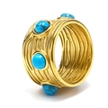 Vue détaillée d'une bague en acier titane doré avec pierres turquoises et texture écorce - Or Turquoise