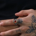 Primer plano de anillo punk vintage con piedra roja y detalles grabados en oro - US 8 / Bicolor Oro Plata Circonita Roja