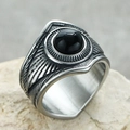 Detalle de anillo gótico vintage con ónice negro y grabados de plumas en los bordes - US 8 / Color Acero Circón Negro