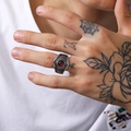 Primer plano de anillos punk vintage con gema de color rojo intenso y grabados - US 8 / Acero Circonita Roja
