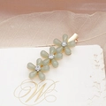 Detail van drie grijsgroene bloemen haarclips met kristallen op een gouden metalen voet - Handgemaakt / Elegant Groen