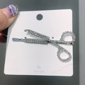 Fermaglio per capelli a forbice argento con strass su cartoncino da esposizione - Fermaglio Forbici Creativo / Argento