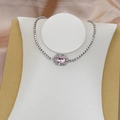 Vista detallada de una gargantilla plateada elegante con colgante rectangular rosa gema - Estilo Cristal Rosa