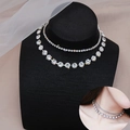 Collar gargantilla de doble capa en plata con diamantes de imitación en un elegante maniquí - Plateado