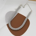 Collier ras du cou en strass argentés brillants avec fermoir mousqueton réglable sur blanc - Or blanc