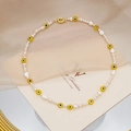 Detalle de collar de perlas barrocas con cuentas de ojo de diablo amarillas y cierre dorado - Estilo Ojo Turco Amarillo