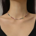 Collar tennis arcoíris con circonitas de corte cuadrado lucido por una modelo de cerca - Collar de Circonia de Ocho Colores