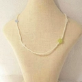 Detalle del collar de perlas con acentos de ágata azul y verde sobre un busto de joyería - Estilo C- Collar de Ágata Blanco Verde Azul