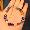 Dettaglio di perline di vetro millefiori colorate con chiusura a moschettone in argento - Bracciale Lampwork (Con Catenella di Estensione)