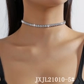 Primer plano de collar tennis de plata con circonitas cuadradas de 5mm en un modelo - Blanco (JXJL21010-5# Circonia Cuadrada)