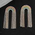 Luxuriöse Regenbogen-Strass-Ohrringe mit bunten Kristall-Quasten auf schwarzem Grund - Regenbogen-Quasten-Stil (BXER21031)