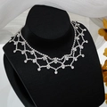 Gargantilla de malla con pedrería brillante y flecos de cristal en maniquí negro - Estilo de Flecos de Malla de Strass (JXJL21016)