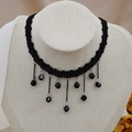 Detalle de gargantilla elegante de encaje negro con cuentas de cristal en un maniquí - Cristal Negro (JXJL21018)