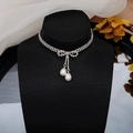 Detalle de gargantilla con lazo de diamantes de imitación plateados y gotas de perlas - Pequeño Colgante de Perla de Lazo (JXJL-43)