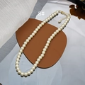Detailed macro view of the cream glass pearl necklace with gold-plated lobster clasp - 8mm Style