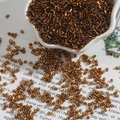Koperkleurige 2mm staafjes kralen voor DIY sieraden in een witte porseleinen kom - H-Buis 2mm (15g/Verpakking, Ca. 700 Stuks) / Donker Koffie