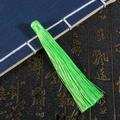 Nappina di seta verde vibrante su un libro vintage per creazione di gioielli fai da te - Lungo 12cm, 1 Pezzo/Confezione / Verde chiaro