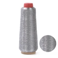Filo da ricamo metallico argento in cono con dettaglio macro della trama intrecciata - Argento