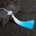 Pompon chinois dégradé bleu avec pendentif en jade lotus pour éventails et flûtes - 1 Pièce/Paquet (Cordon env. 8cm, Gland env. 13cm, Longueur totale env. 26cm) / Dégradé Bleu Lac
