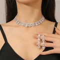 Elegante set collana e orecchini a pendente con strass argentati su un abito nero - Stile Geometrico Intrecciato (A)