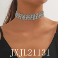 Primer plano de un choker de plata ancho con varias filas de pedrería en una modelo - Estilo Plateado (JXJL21131)