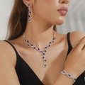 Elegante set di gioielli in argento con strass blu scuro su una modella per gala serale - Stile a Cerchio / Set da 3 Pezzi (Collana+Orecchini+Bracciale) / Blu