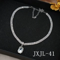Detalle de gargantilla de varias filas con pedrería y colgante de cristal rectangular - Estilo de Colgante Rectangular (JXJL-41)