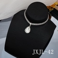 Detalle del choker de tres filas de diamantes con colgante de cristal en forma de gota - Estilo de Colgante Gota de Agua (JXJL-42)