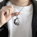 Gotischer Halbmond-Totenkopf-Anhänger aus Edelstahl für Herren im Hip-Hop-Stil am Model - Stahlfarbener Anhänger (Ohne Kette)