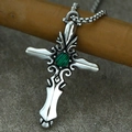 Detailansicht der Gothic-Kreuzkette aus Edelstahl mit grünem Malachit-Stein im Vintage-Stil - Nur Anhänger (Ohne Kette) / Silber mit grünem Zirkon