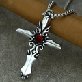 Detail der gotischen Edelstahl-Kreuzkette mit einem zentralen leuchtend roten Edelstein - Nur Anhänger (Ohne Kette) / Stahl Roter Zirkon