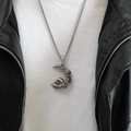 Makroaufnahme von silbernem Mond und goldenem Totenkopf Gothic-Anhänger an einem Model - Zweifarbiger Gold-Silber-Anhänger (Ohne Kette)