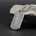 Collana da uomo con ciondolo a piastrina in acciaio al titanio martellato e catena a scatola - Ciondolo Colore Acciaio (Senza Catena)