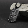 Collana da uomo con piastrina in titanio nero opaco e texture martellata su una pietra - Ciondolo Nero (Senza Catena)