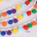 Λεπτομέρεια από πολύχρωμα pom-poms 18mm σε λευκή πλεκτή τρέσα 30mm για ράψιμο DIY - Multicolor Pom Poms on White Lace