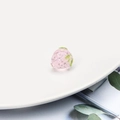 Feiner hellrosa glasierter Erdbeer-Anhänger mit grünem Blatt für DIY handgemachten Schmuck - 1 Stück Packung (15x13mm) / Hellrosa