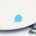 Handgefertigter blauer Glas-Erdbeere-Anhänger mit Blatt für DIY-Schmuckherstellung - 1 Stück Packung (15x13mm) / Seeblau