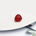 Miniatur-Glaserdbeere-Anhänger mit Feenmuster und grünen Blättern für DIY-Schmuck - 1 Stück Packung (15x13mm) / Rot