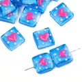 Blaue Glasperlen in Quadratform mit rosa 3D-Herzen und Punkten für DIY-Schmuckherstellung - 15mm (1 Stück/Packung) / See-Blau und Rosa Herz