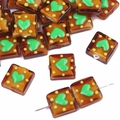 Quadratische Bernstein-Lampwork-Glasperle mit grünem Herzmuster und gelben Punkten für DIY - 15mm (1 Stück/Packung) / Kaffee und Grünes Herz