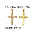 Détails avant et arrière d'un pendentif croix doré orné de zircons blancs brillants - Pendentif Croix Strass Géométrique (TP2210-02)