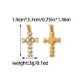 Détail macro du pendentif croix dorée avec zircons en cœur et dos poli brillant - Pendentif Croix Strass en Cœur (TP2211-02)