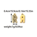 Detailansicht des goldenen Buchstaben R Anhängers mit Kristallen und Maßen 0.4x0.9cm - Buchstabe R (TZ-TP1760-02)