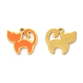 Detailopname van gouden kat-hangers met oranje emaille en metalen oogjes voor DIY-sieraden - Oranje (TP1634-02-orange)