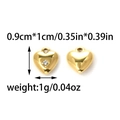 Vista detallada de colgantes de corazón dorados con dimensiones e incrustación de cristal - Estilo Dorado Pequeño (TP1689-02)