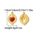 Détail montrant les dimensions du pendentif cœur en émail rouge de 1,9 cm sur 2,8 cm - Pendentif Cœur à Volutes Vintage (TP2054-02)