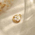 Detaillierte Nahaufnahme des goldenen Anhängers mit weißer Emaille für DIY-Schmuckherstellung - Weiß