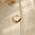 Herzanhänger aus 304 Edelstahl in Gold mit weißem Emaille-Schmetterling-Motiv - Weiß (TP0998-02-white)